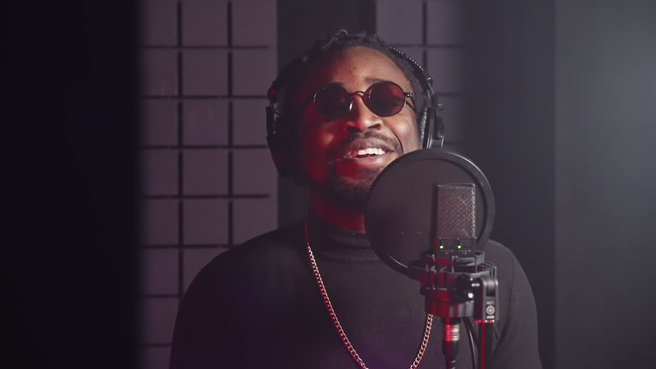 hombre grabando en un estudio