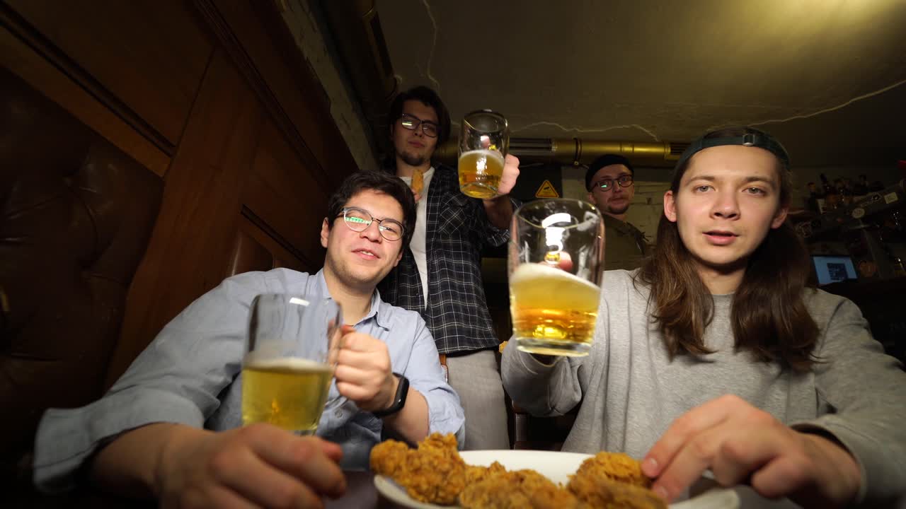 amigos celebrando con cerveza y pollo frito