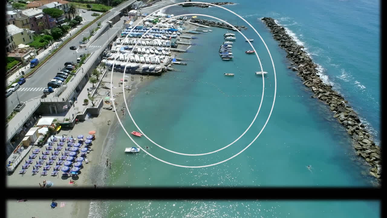 animación de escáner circular y marco deslizante sobre la carretera costera, la playa y el mar