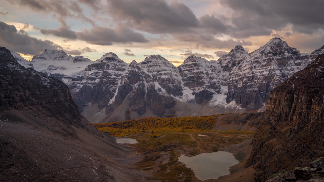 lapso de tiempo, valle de diez picos, parque nacional de banff canadá, nubes moviéndose sobre cumbres nevadas en el frío día de otoño
