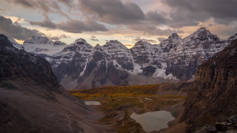 Lapso-De-Tiempo,-Valle-De-Diez-Picos,-Parque-Nacional-De-Banff-Canadá,-Nubes-Moviéndose-Sobre-Cumbres-Nevadas-En-El-Frío-Día-De-Otoño