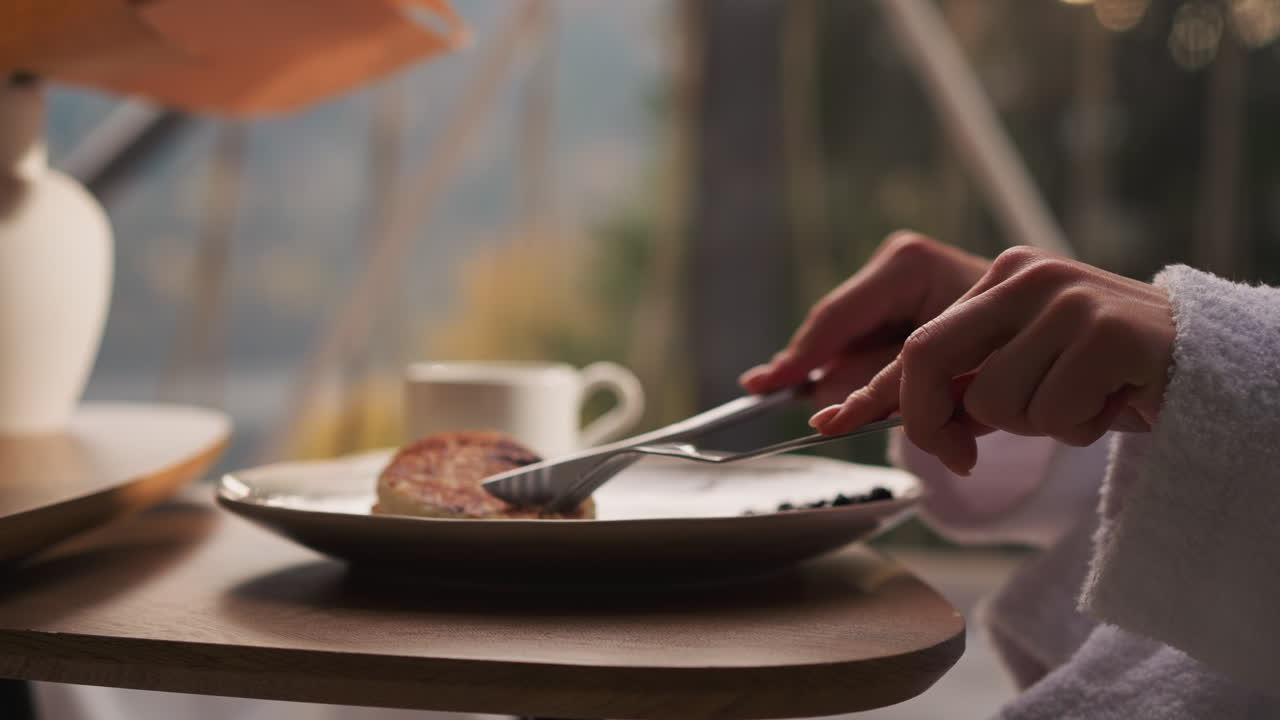 mujer desayunando en un entorno acogedor
