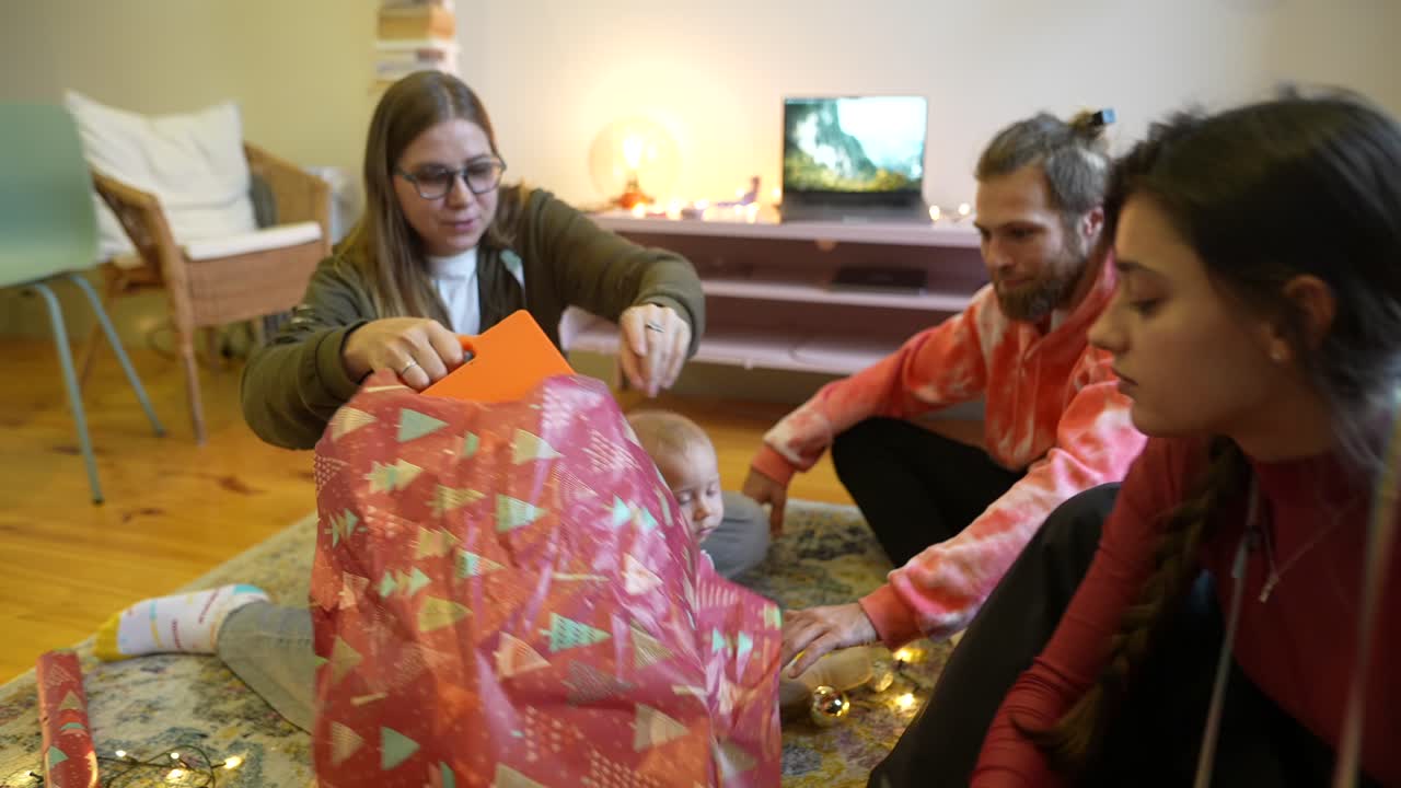 familia abriendo regalos de navidad