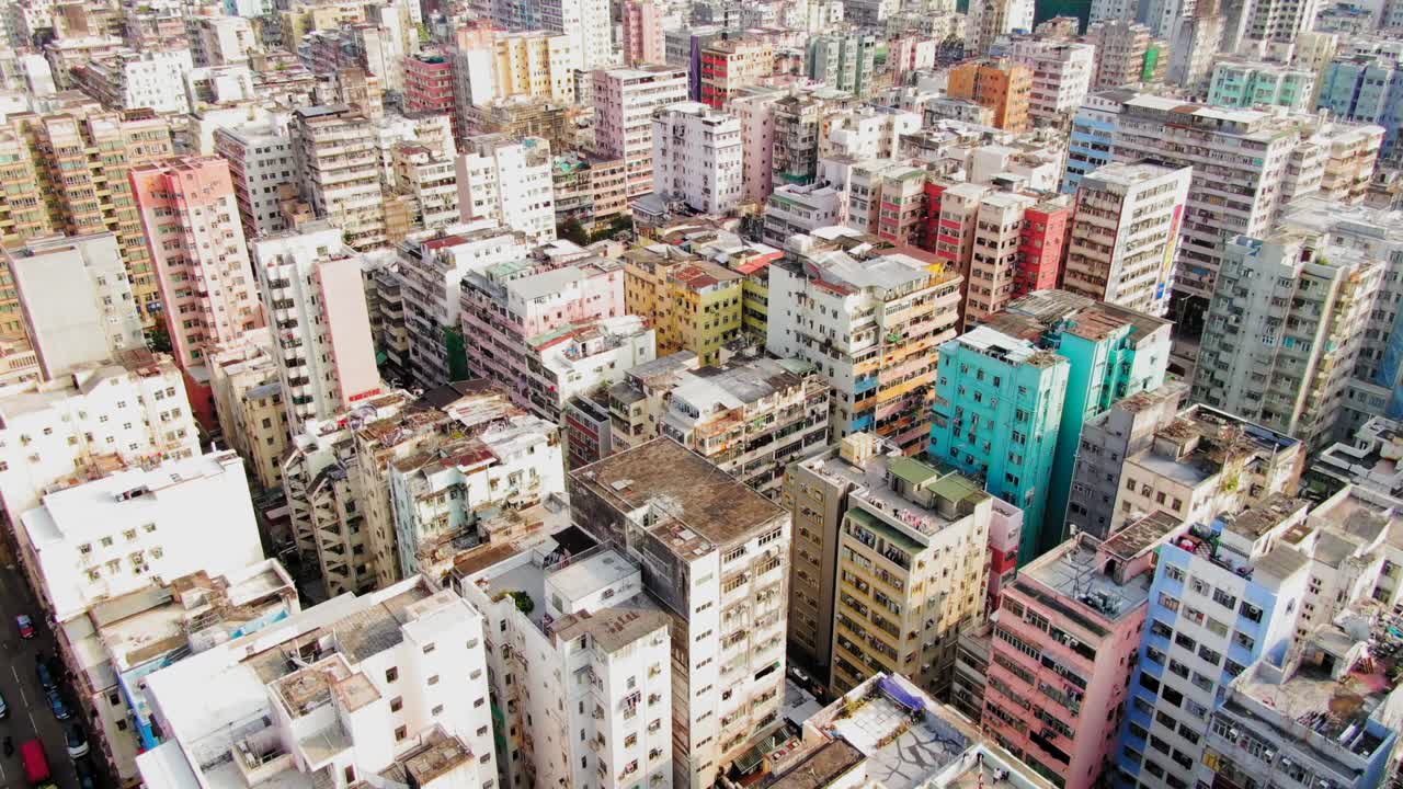 paso aéreo bajo sobre los edificios y el tráfico del centro de hong kong