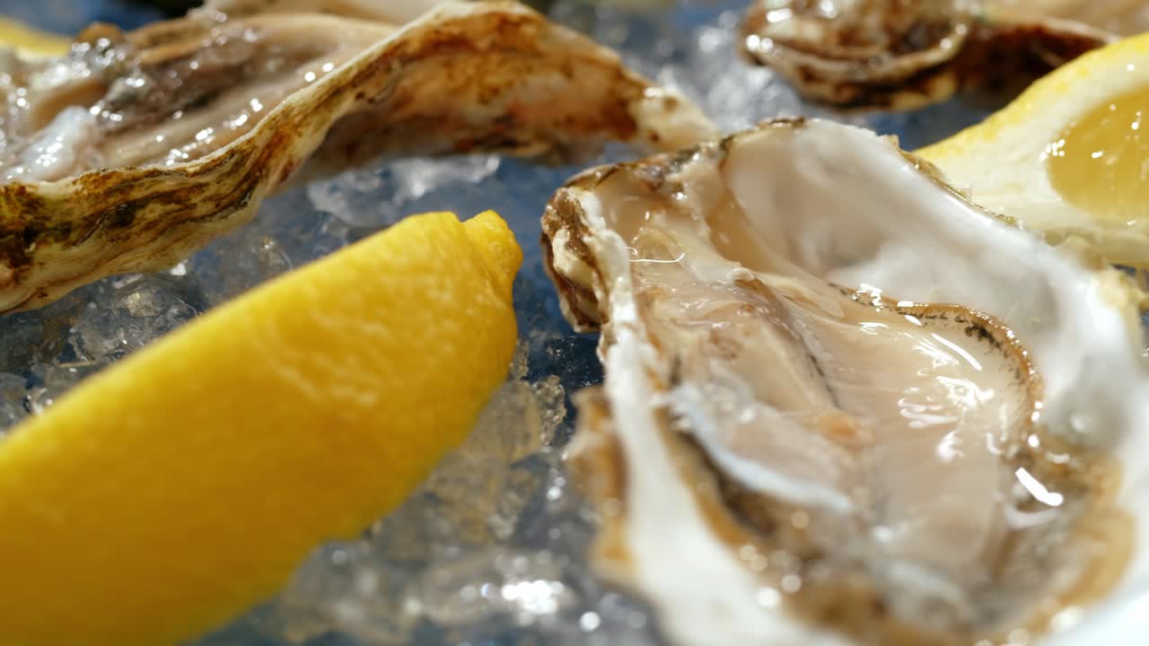Fresh Oysters on Ice with Lemon