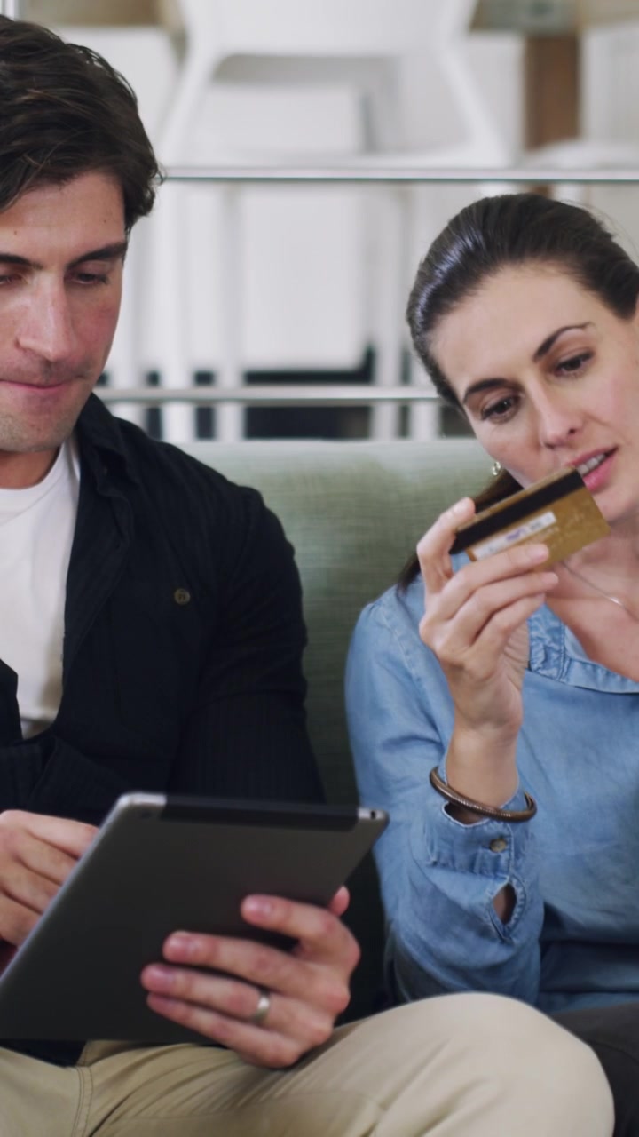 Pareja comprando en línea juntos usando una tableta y una tarjeta de crédito