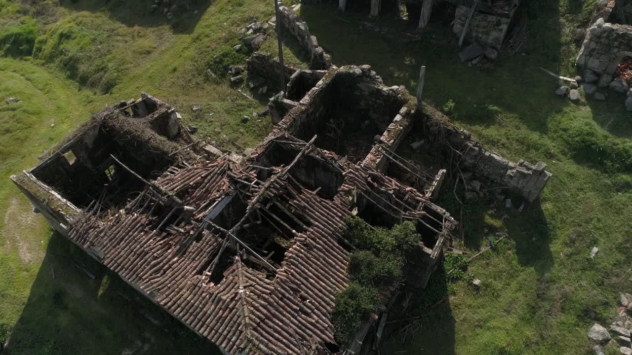 파괴 된 집 들 의 공중 사진
