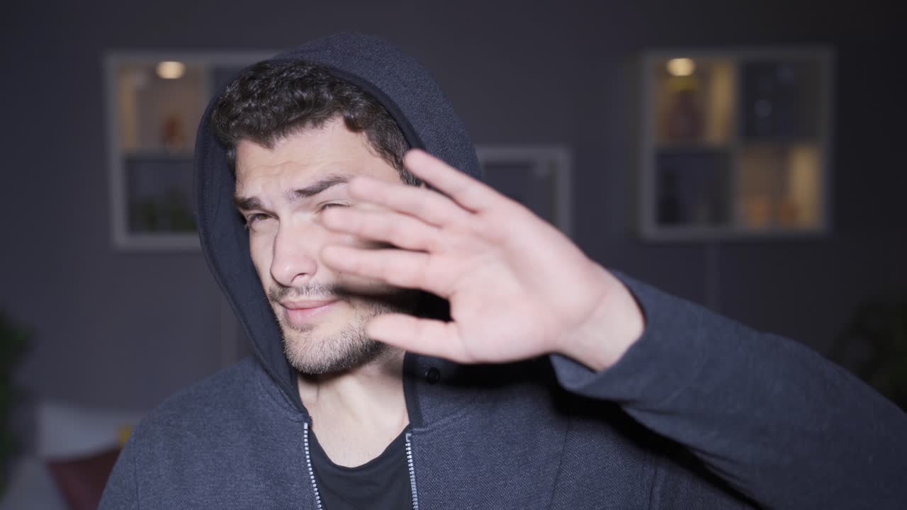 mirando fijamente a la luz alta.