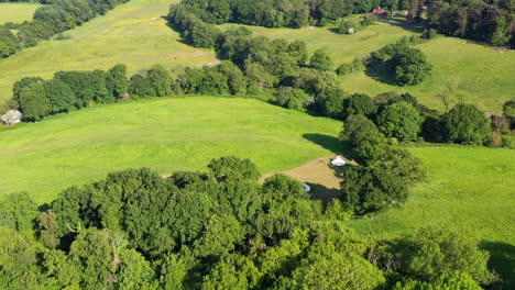 Luftaufnahmen-Zeigen-Great-Oaks-Glamping-Sonnigen-Tag-Großbritannien-4k