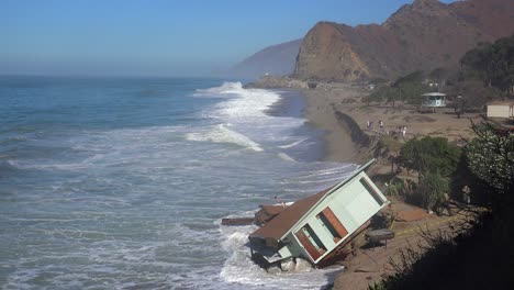 una casa a lo largo de la costa de malibu se derrumba en el mar después de una gran marejada ciclónica 4