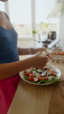 mujer preparando una ensalada en la cocina