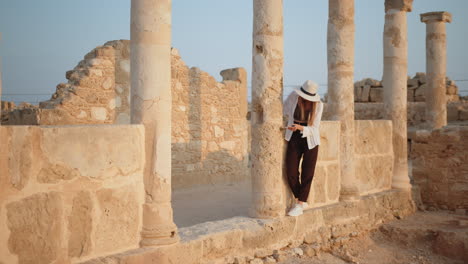 una mujer explorando antiguas ruinas.