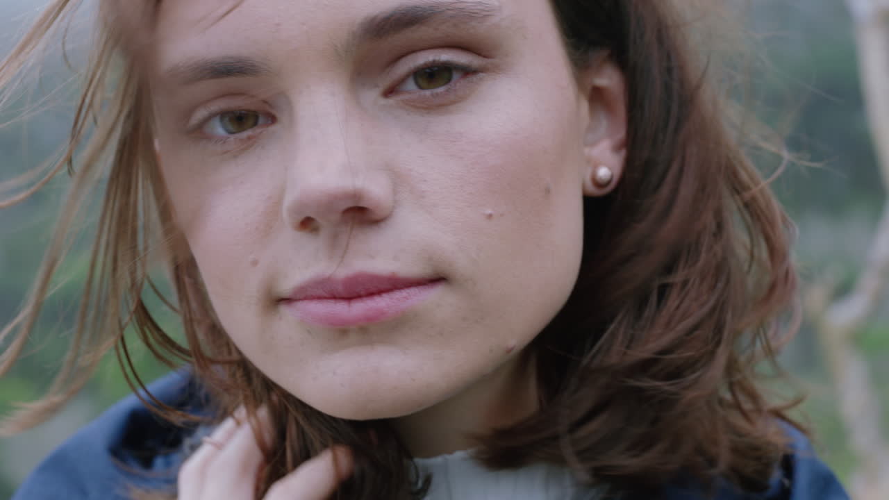 retrato de una hermosa mujer sonriendo disfrutando de un tranquilo campo explorando la libertad en vacaciones aventura de viaje con el viento soplando el cabello