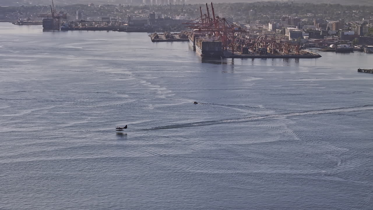 밴쿠버 bc 캐나다 aerial v79 드론 플라이오버 항구 포착 수중 비행기 에픽 산업 지역과 노스 마운틴을 상대로 하늘로 물에서 이륙 - mavic 3 pro cine로 촬영 - 2023 년 7 월