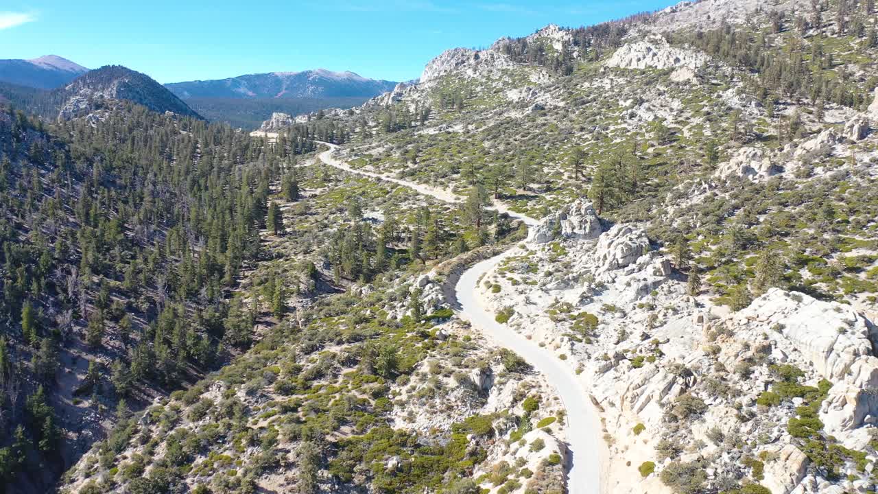 antena sobre un sinuoso camino de montaña a lo largo de una cresta en las montañas de la sierra oriental cerca de lone pine y el valle de owens california