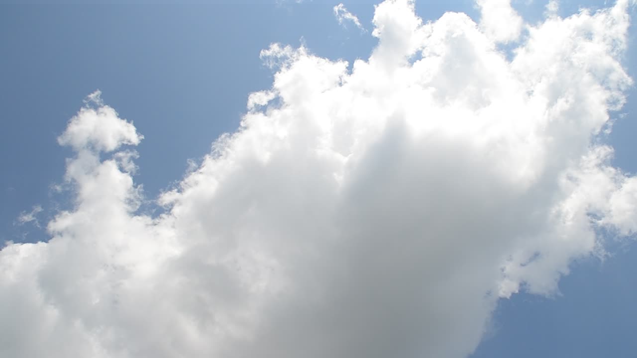 Langit biru dengan awan