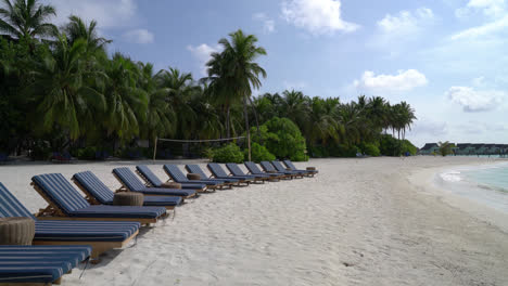 Strandkorb-Mit-Tropischem-Strand-Und-Meer-Auf-Den-Malediven