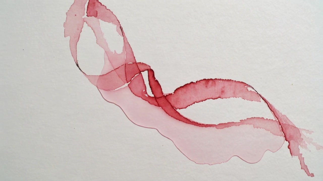 Inchiostro rosso-rosa che si spande formando un nastro su carta bianca testurizzata dopo la caduta di una goccia, con lavaggi accumulati