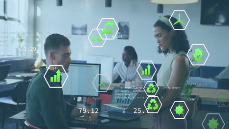 animación de iconos de ecología y procesamiento de datos sobre diversos colegas discutiendo el trabajo en la oficina