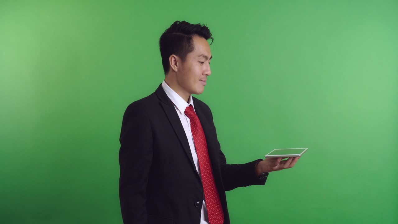 태블릿을 보는 사업가