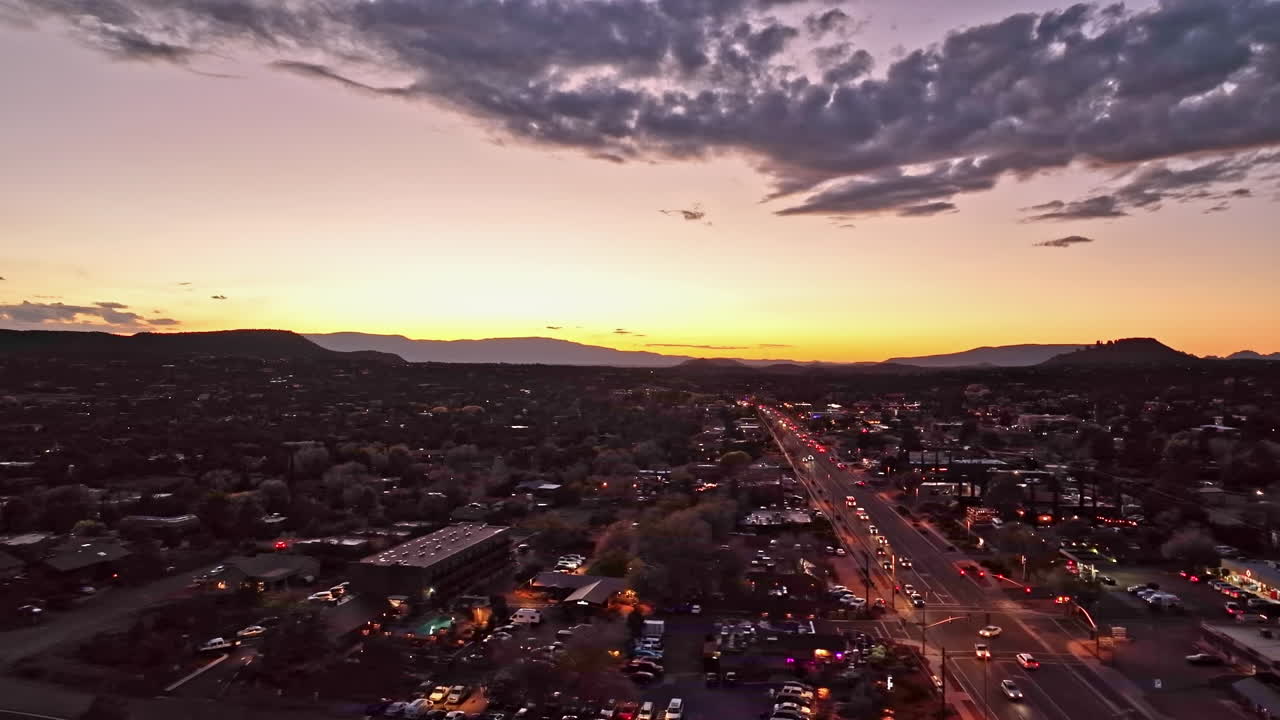 toma cinematográfica de drones en el crepúsculo del tráfico y casas en sedona, arizona