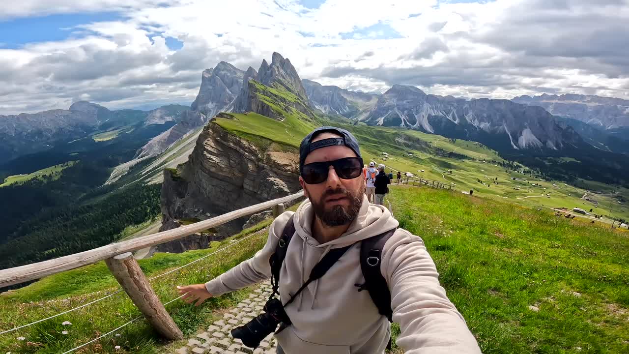 Fotograf robi selfie w dolomitach, ciesząc się szczytami w lecie
