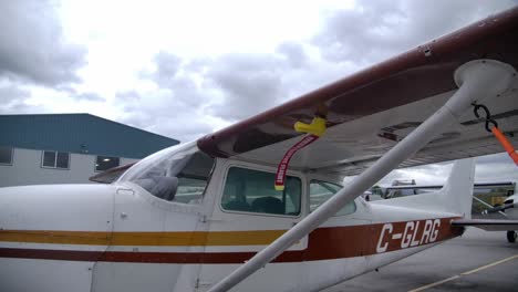 antes de quitar la etiqueta de vuelo en el ala de un avión cessna en el aeropuerto