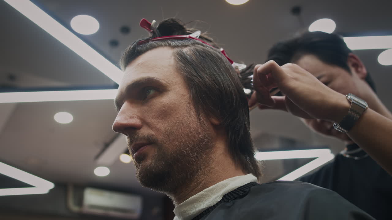 un hombre se corta el cabello en una barbería.