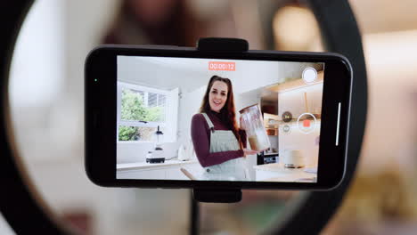 mujer, hablando y pantalla de teléfono para transmisión en vivo