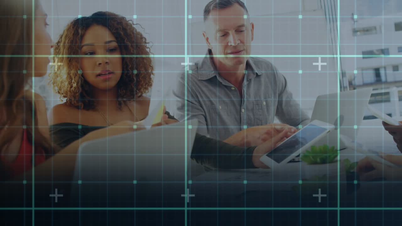 red de red contra colegas de oficina que trabajan juntos en la oficina