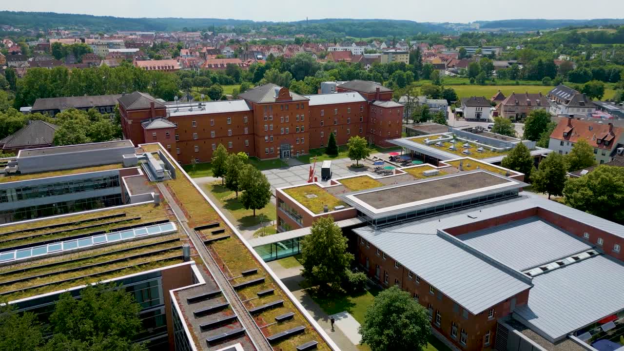 video de drones aéreos de 4k de la universidad hochschule ansbach en ansbach, alemania
