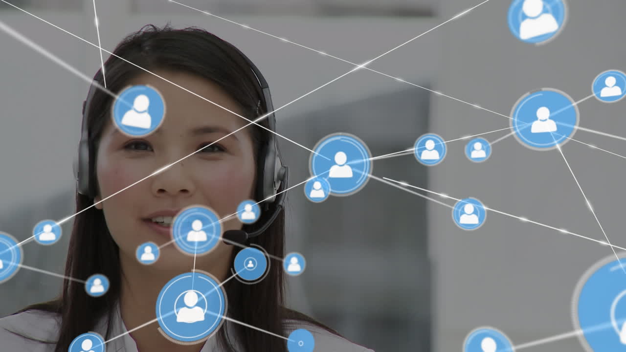 animación de una red de conexiones e iconos sobre una mujer de negocios con auriculares