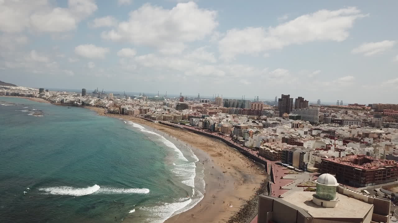 Panoramica aerea generale sulla spiaggia di Las Canteras nella città di Las Palmas, passando per l'auditorium Alfredo Kraus.