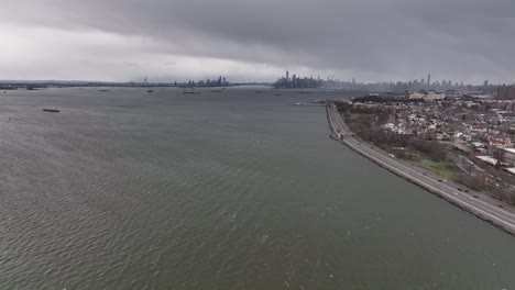 Un-ángulo-Alto,-Vista-Aérea-Sobre-Las-Aguas-De-La-Bahía-Superior-En-Brooklyn-Ny