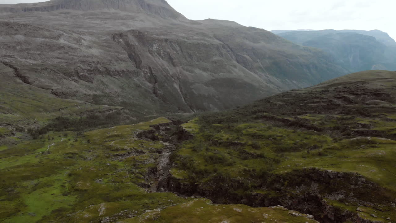 드문드문 초목이 있는 바위투성이의 매우 험준한 산맥의 공중 전망