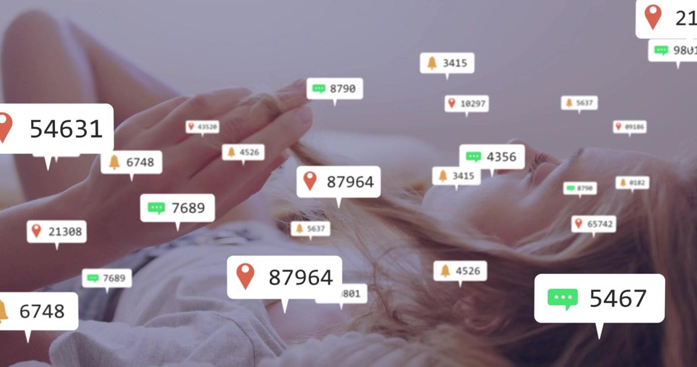 Žena ležící na paletové matraci spouští sociální média, ikony špendlíku, zvonku a chatu se zvětšují a pak mizí.