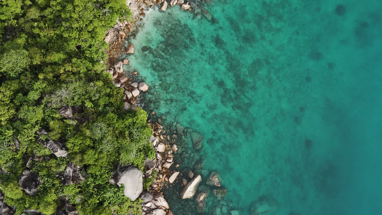 Ripresa aerea con drone di una costa rocciosa da un'isola esotica e deserta