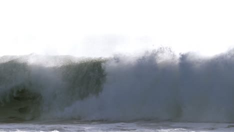 Vista-De-Las-Olas-En-La-Orilla-Del-Mar