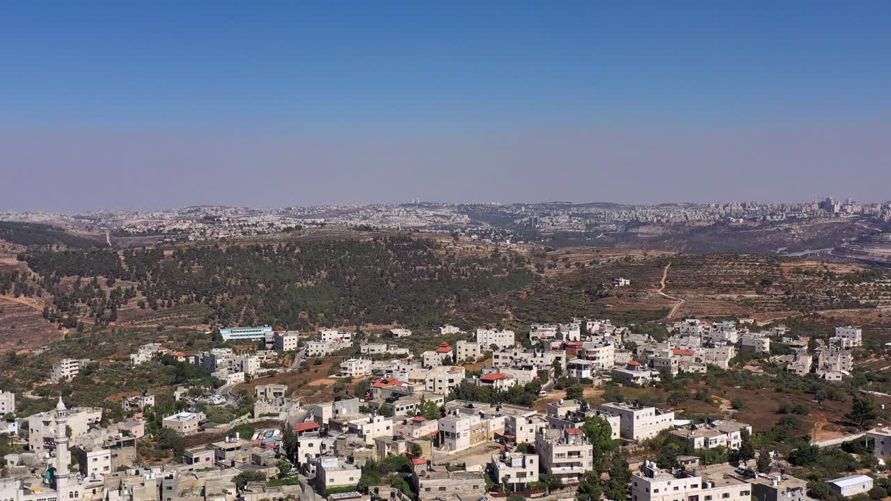 la aldea palestina de beit surik con la montaña nebi samuel, desde el aire