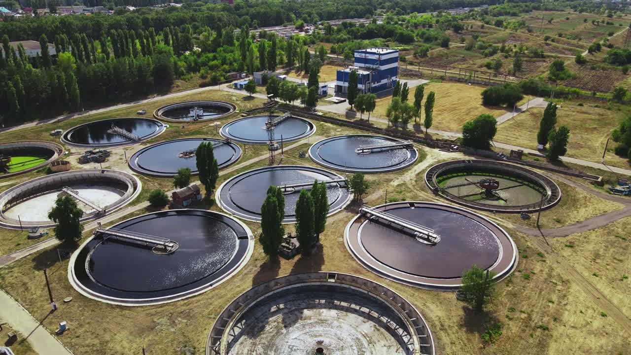 cuencas de agua de sedimentación en la planta de tratamiento de aguas residuales