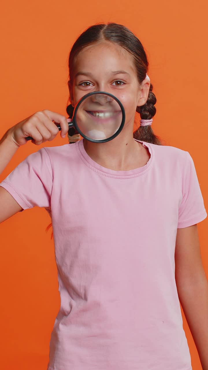 niña feliz sonriente con lupa en los dientes cuidado de la salud higiene concepto de estomatología