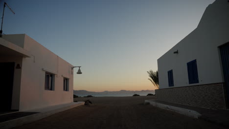 Wunderschöner-Sonnenuntergang-In-La-Graciosa,-Lanzarote-Mit-Weißen-Häusern-Im-Vordergrund