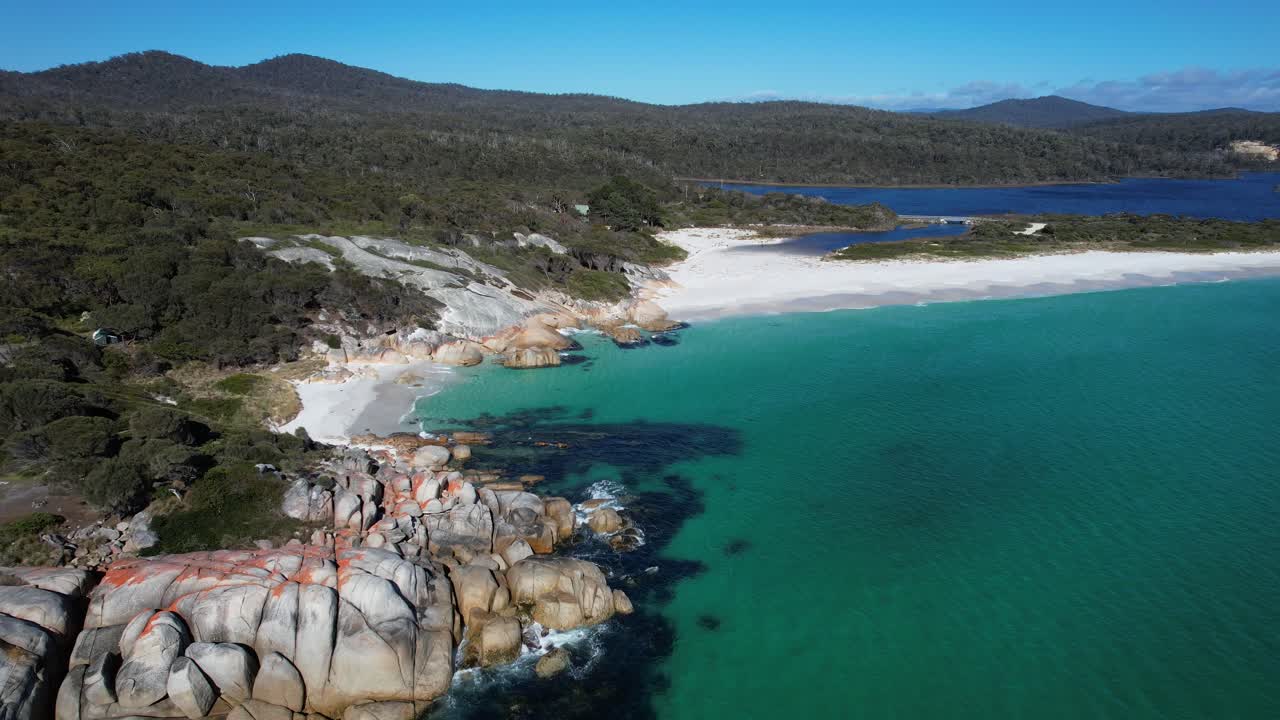 Paesaggio marino idilliaco di giorno, Taylors Beach in Tasmania, Australia - Allontanamento aereo