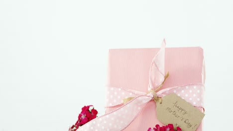 Geschenkbox-Mit-„Happy-Mother-Day“-Tag-Und-Blumen-Auf-Gras