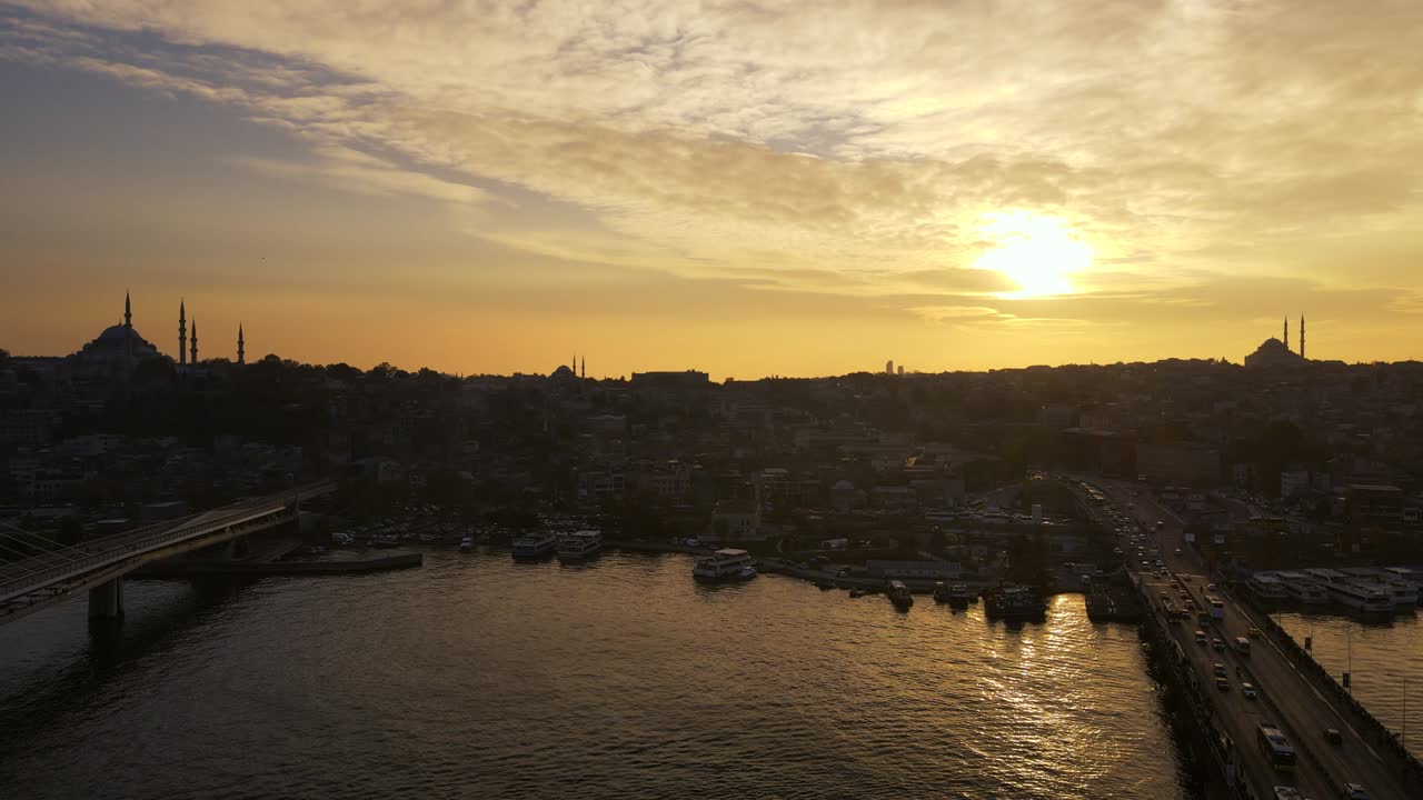 vista aérea en el cuerno de oro de estambul con una increíble puesta de sol
