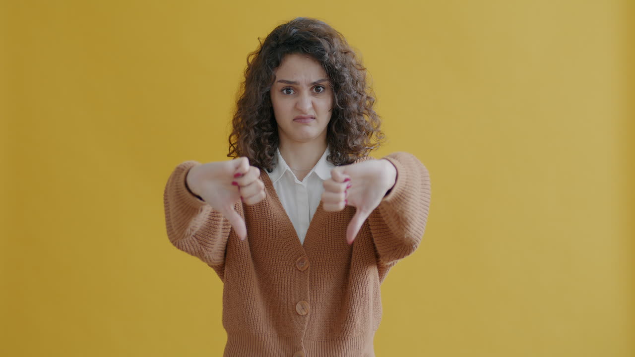 mujer dando pulgares hacia abajo