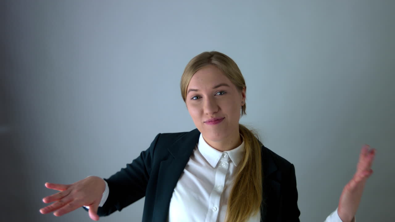 geniales movimientos de baile de una hermosa joven vestida de lujo, iluminada por luces de estudio