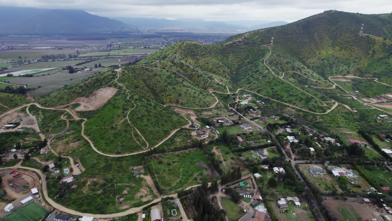 vista panorámica del paso de montaña en la ciudad de pomaire en la provincia de melipilla, región metropolitana de santiago, chile, sudamérica