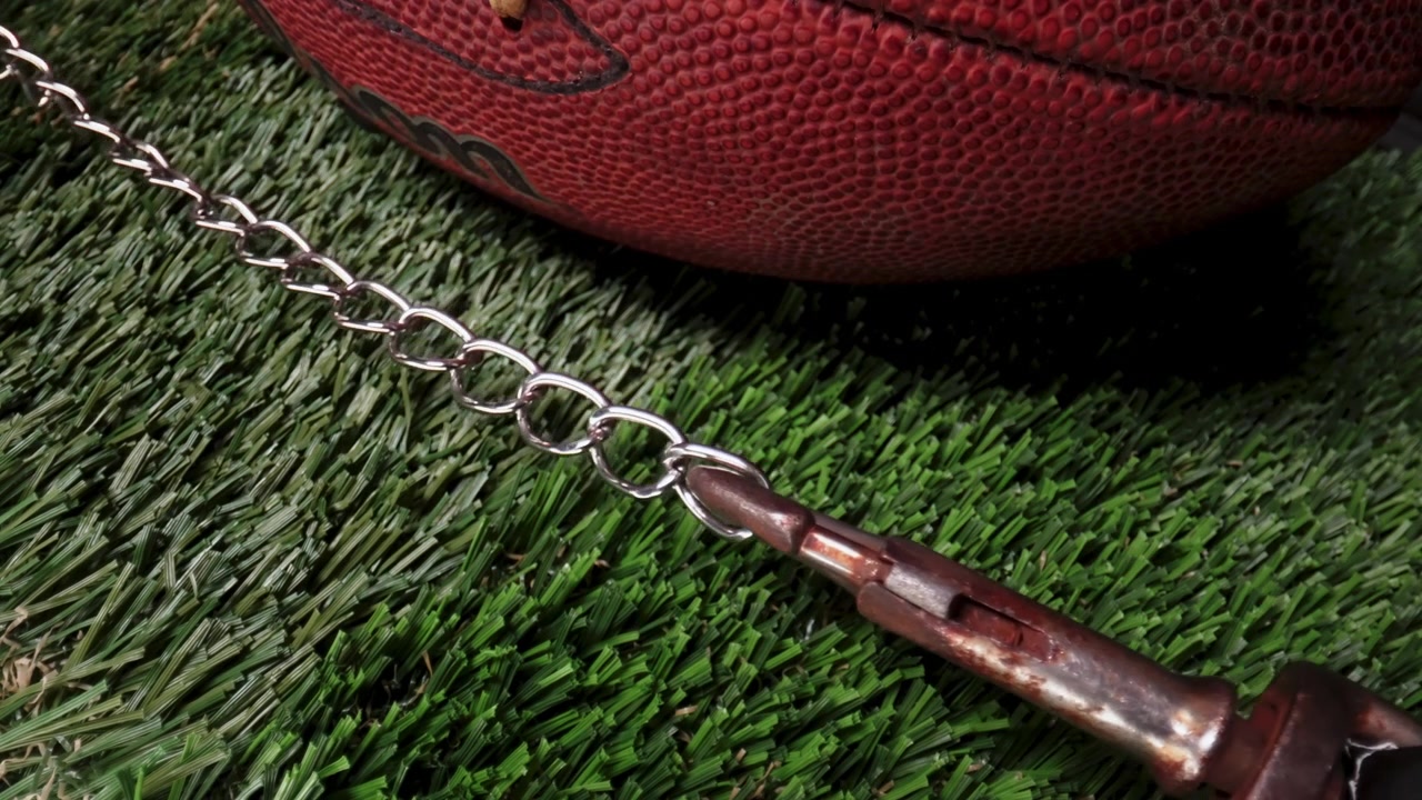 L'indicatore di football americano mostra il pallone a corto di un primo down
