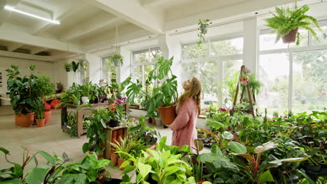 mujer comprando plantas en una tienda botánica
